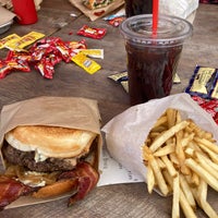 Foto diambil di CP Burger oleh Santiago B. pada 6/6/2023