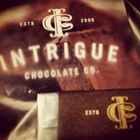 รูปภาพถ่ายที่ Intrigue Chocolates Co. โดย Kerry M. เมื่อ 10/14/2013