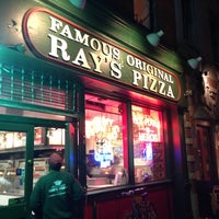 รูปภาพถ่ายที่ Ray&amp;#39;s Famous Original Pizza โดย Joshua G. เมื่อ 3/28/2013