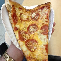 Das Foto wurde bei Ray&amp;#39;s Famous Original Pizza von Joshua G. am 6/22/2013 aufgenommen