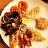 12/19/2012 tarihinde Анна Ж.ziyaretçi tarafından Restaurant Mediterrani'de çekilen fotoğraf