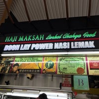 Photo taken at Boon Lay Power Nasi Lemak by Grace on 10/14/2018