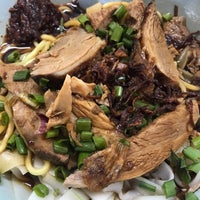 Photo taken at 正味 卤鸭面 Braised Duck by Grace on 5/19/2019