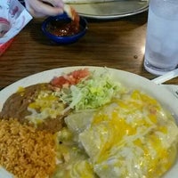 Foto tirada no(a) Los Cerritos Mexican Restaurant por Sam N. em 6/2/2016