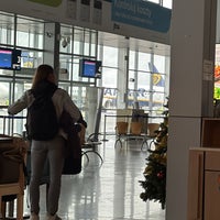 Foto diambil di Poznań Airport oleh Philippe B. pada 12/26/2023