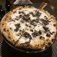 Foto tirada no(a) Finzione da Pizza por . Naif .. em 12/1/2017