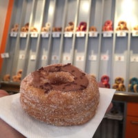 Foto tirada no(a) Boogie Donuts &amp;amp; Coffee Munich por . Naif .. em 9/16/2015