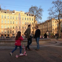 Das Foto wurde bei Manezhnaya Square von Maria B. am 5/11/2013 aufgenommen