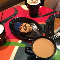 รูปภาพถ่ายที่ Coffee Grounz &amp;amp; Bake Shoppe โดย Trina F. เมื่อ 10/3/2012