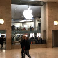 Photo taken at Apple Carrousel du Louvre by Leonardo J. on 10/25/2018