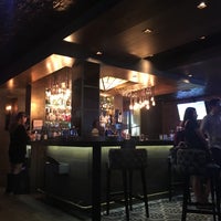 Foto tirada no(a) Tender Restaurant and Lounge por Riki T. em 9/7/2018