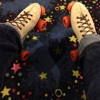 Снимок сделан в SKATE TIFFANY&amp;#39;S! - Roller Skating &amp;amp; Family Fun Center пользователем Jennifer C. 2/12/2013