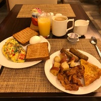 Foto diambil di Hilton Garden Inn oleh Victor K. pada 8/31/2018