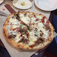 3/27/2017 tarihinde Samuel N.ziyaretçi tarafından Flippers Pizzeria'de çekilen fotoğraf