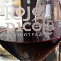 Foto diambil di Rojo Picota Vinoteca oleh Victor C. pada 8/27/2015