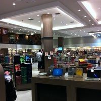 Foto tirada no(a) Saraiva MegaStore por Rosa Shok (. em 6/7/2013