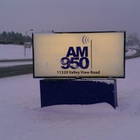 รูปภาพถ่ายที่ AM950 Radio โดย Brianne B. เมื่อ 12/9/2012