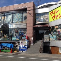 Photo taken at VILLAGE VANGUARD 京都北山店 by Mamoru N. on 9/29/2013