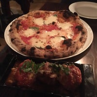 12/7/2015 tarihinde JRCX .ziyaretçi tarafından Dough Artisan Pizzeria'de çekilen fotoğraf
