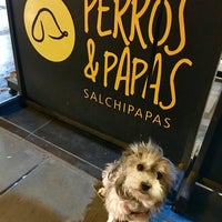 Photo prise au Perros &amp;amp; Papas - Salchipapas par Kira D. le1/31/2017