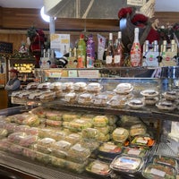 12/14/2022 tarihinde G L.ziyaretçi tarafından Giuliano&amp;#39;s Delicatessen &amp;amp; Bakery'de çekilen fotoğraf