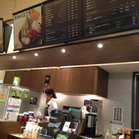 Photo taken at KOOTS GREEN TEA 東京ミッドタウン店 by Kenji S. on 11/27/2012