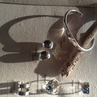 รูปภาพถ่ายที่ James Avery Artisan Jewelry โดย Aric H. เมื่อ 12/18/2012