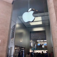 Photo taken at Apple Carrousel du Louvre by Mike on 9/17/2018