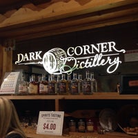 รูปภาพถ่ายที่ Dark Corner Distillery โดย Illine D. เมื่อ 2/10/2015