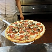 Foto diambil di Rosinas Pizza &amp;amp; Italian Bistro oleh Scott M. pada 5/17/2014