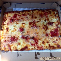 Снимок сделан в Kings County Pizza пользователем Fatgirl H. 8/7/2014