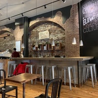 12/24/2019 tarihinde Ben H.ziyaretçi tarafından Alabaster Coffee Roaster &amp;amp; Tea Co.'de çekilen fotoğraf