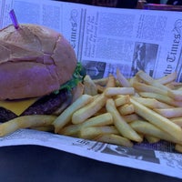 Foto tomada en Burger Moe&amp;#39;s  por PorkChopFan I. el 5/25/2022