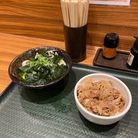 Photo taken at Hanamaru Udon x Yoshinoya by み　な　た　か　@  大　阪　港　鷹　党 on 4/23/2020