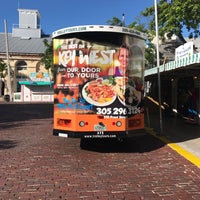 Das Foto wurde bei Old Town Trolley Tours Key West von JimmieTricia G. am 6/26/2017 aufgenommen