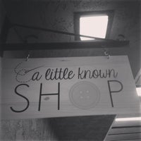 Foto tirada no(a) A Little Known Shop por Sara B. em 6/22/2013