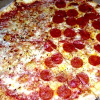 5/30/2013 tarihinde Keely D.ziyaretçi tarafından Gino&amp;#39;s NY Pizza'de çekilen fotoğraf
