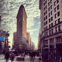 Foto tomada en Dewey&amp;#39;s Flatiron  por Paul J. el 12/21/2013