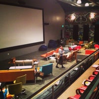 รูปภาพถ่ายที่ New Parkway Theater โดย Chad F. เมื่อ 4/27/2013