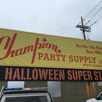 รูปภาพถ่ายที่ Champion Party Supply โดย Bebe B. เมื่อ 9/23/2016