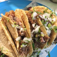 รูปภาพถ่ายที่ Tacos los Gemelos โดย Fack M. เมื่อ 8/10/2016