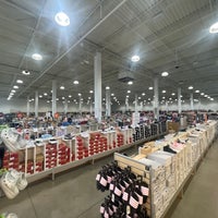 Photo taken at DSW Designer Shoe Warehouse by schalliol on 12/29/2022