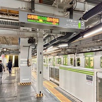 Photo taken at JR Hamamatsuchō Station by Hugh W. on 4/21/2024