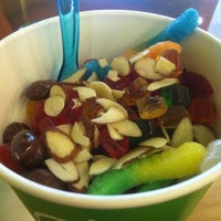 10/17/2012 tarihinde Valentina S.ziyaretçi tarafından Peachwave Frozen Yogurt'de çekilen fotoğraf
