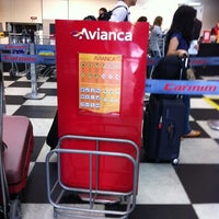 Photo taken at Check-in Avianca by Marcos Eugenio A. on 4/6/2013