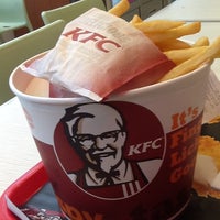 รูปภาพถ่ายที่ KFC โดย Hamid R. เมื่อ 11/17/2012