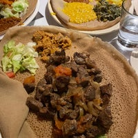Foto tomada en Messob Ethiopian Restaurant  por Neesa R. el 12/21/2021