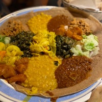 Das Foto wurde bei Messob Ethiopian Restaurant von Neesa R. am 12/21/2021 aufgenommen