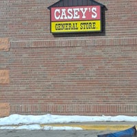 รูปภาพถ่ายที่ Casey&amp;#39;s General Store โดย James T. เมื่อ 2/20/2021