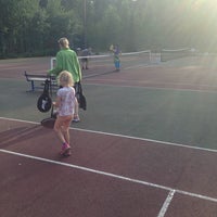 Photo taken at Kallahden tenniskenttä by Juho T. on 7/10/2013